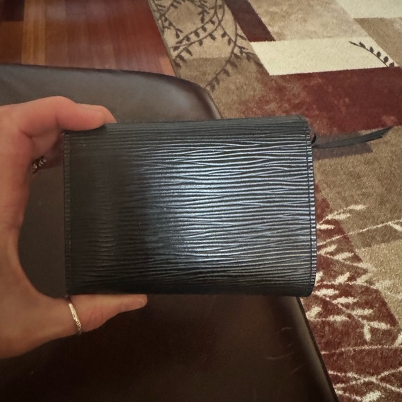 Authentic LV Epi Leather Wallet in excellent new condition. Used only once. - Picture 2 of 8